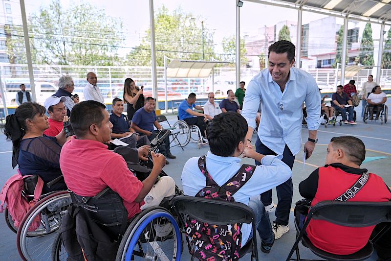Felifer Macías presenta a atletas con discapacidad el programa social “El Extra”